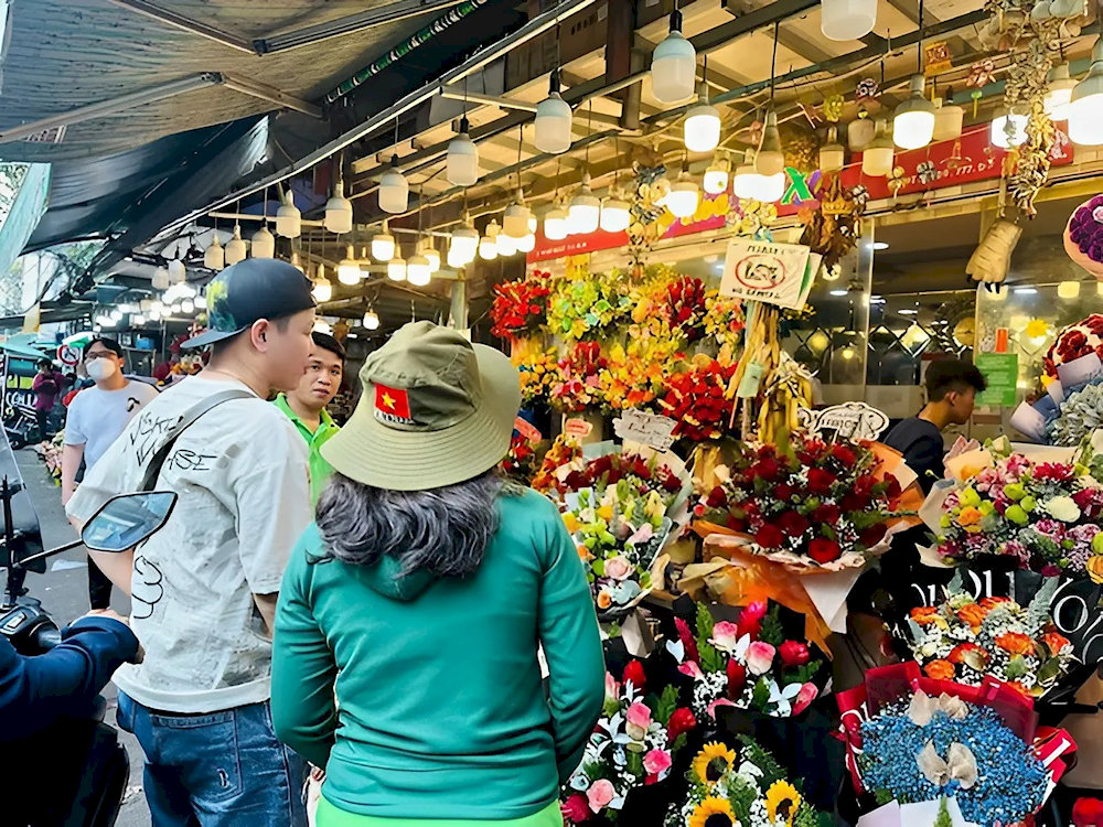 Bạn có thể cân nhắc mua hoa ở đường hoa phía dưới giá sẽ rẻ hơn và nhiều hoa tươi hơn 